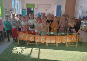 Dzieci z napisem wykopaliska