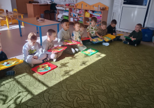 Chłopcy gotowi do wręczania upominków