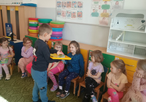 Chłopcy wręczają upominki dziewczynkom