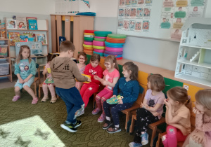 Chłopcy wręczają upominki dziewczynkom