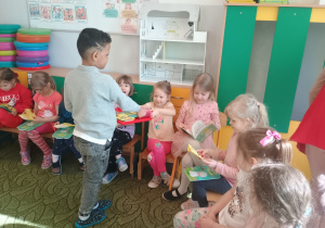 Chłopcy wręczają upominki dziewczynkom