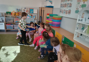 Chłopcy wręczają upominki dziewczynkom