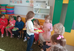 Chłopcy wręczają upominki dziewczynkom