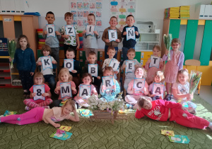 Dzieci z napisem Dzień Kobiet