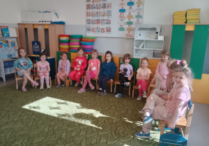 Dziewczynki przygotowują się na wręczenie upominków