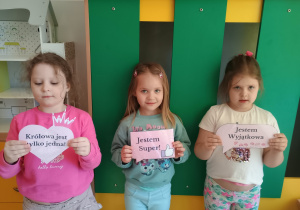 Dziewczynki z zabawnymi napisami