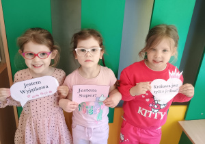 Dziewczynki z zabawnymi napisami