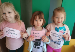 Dziewczynki z zabawnymi napisami