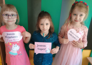 Dziewczynki z zabawnymi napisami