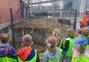 Dzieci odkrywają dawne miejsce do przechowywania żywności