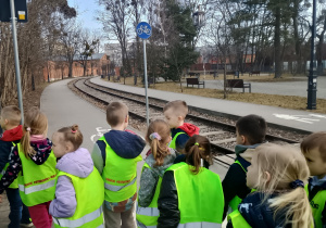 Dzieci odkrywają dawne torowisko