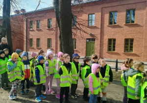 Dzieci podziwiają famuły