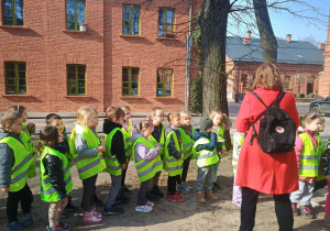 Dzieci podziwiają famuły