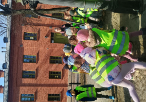 Dzieci testują dawną pompę uliczną