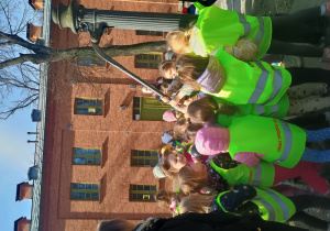 Dzieci testują dawną pompę uliczną