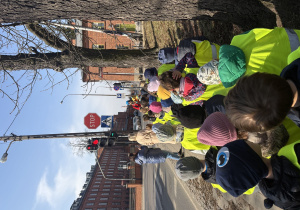 Dzieci w drodze na Księży Młyn