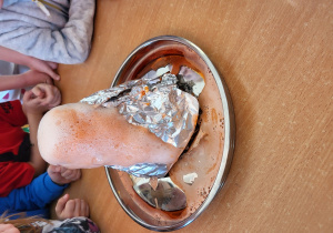 Dzieci obserwują co dzieje się podczas doświadczenia