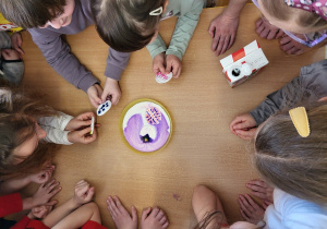Dzieci obserwują doświadczenie z wacikami i mlekiem