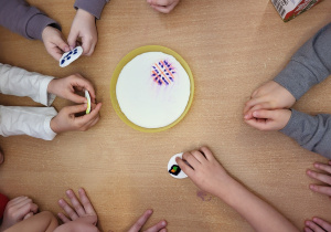 Dzieci obserwują eksperyment