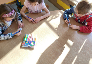 Dzieci przygotowują eksperyment