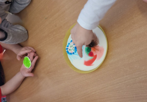 Dzieci wykonują kolorowy eksperyment