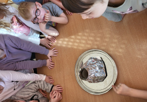 Dzieci wykonują doświadczenie z wulkanem