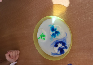 Dzieci wykonują eksperyment