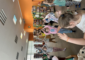 Dzieci biorą udział w zabawie