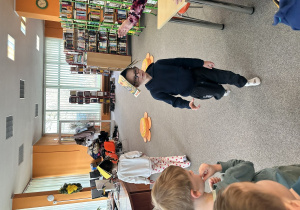 Dzieci biorą udział w zabawie ruchowej