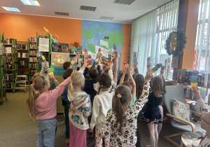 Dzieci pokazują swoje zakładki