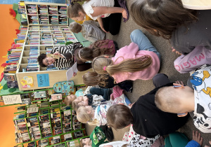 Dzieci słuchają opowieści