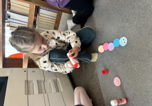 Dziewczynka robi zakładkę do książki