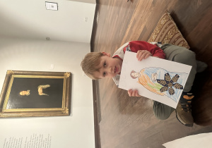 Chłopiec pokazuje obrazek