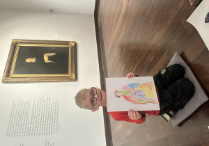 Chłopiec pokazuje obrazek