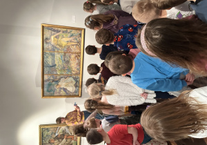 Dzieci oglądają obraz