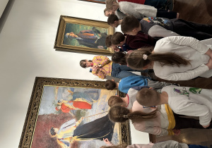 Dzieci oglądają obraz