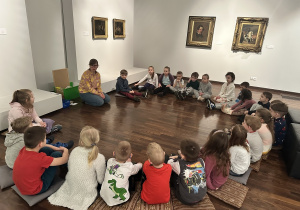 Dzieci słuchają opowieści