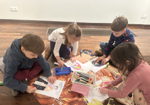 Dzieci wykonują obraz