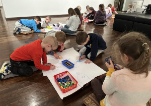 Dzieci wykonują obraz