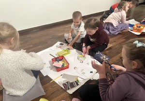 Dzieci wykonują pracę plastyczną