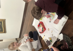 Dzieci wykonują zadanie