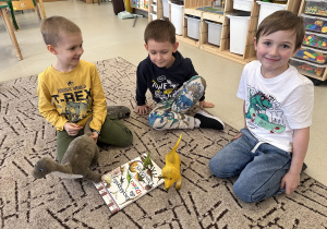 Chłopcy pokazują pluszaki