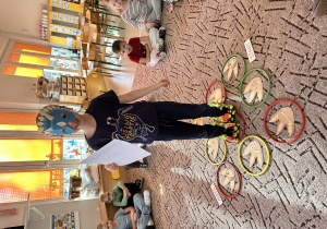 Chłopiec chodzi po śladach