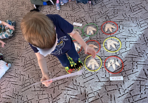 Chłopiec odczytuje zadanie