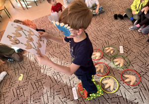 Chłopiec sprawdza drogę