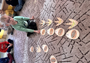 Chłopiec wskazuje kartę