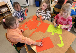 Dzieci wykonują pracę plastyczną
