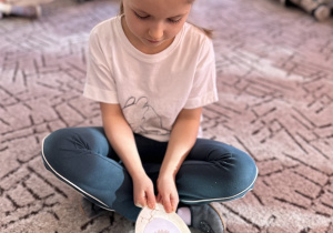 Dziewczynka pokazuje jajo dinozaura