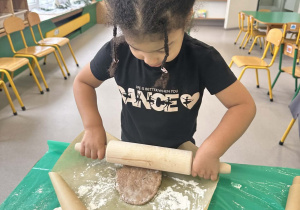 Dziewczynka wałkuje piernikolinę