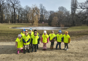 Dzieci pozują do zdjęcia w parku